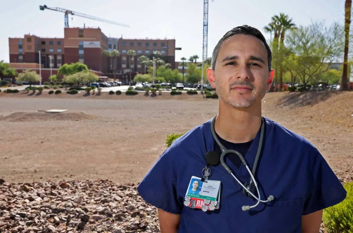 Adrián Martínez, enfermero en el Southern Hills Hospital de Las Vegas, antes de su turno del ...
