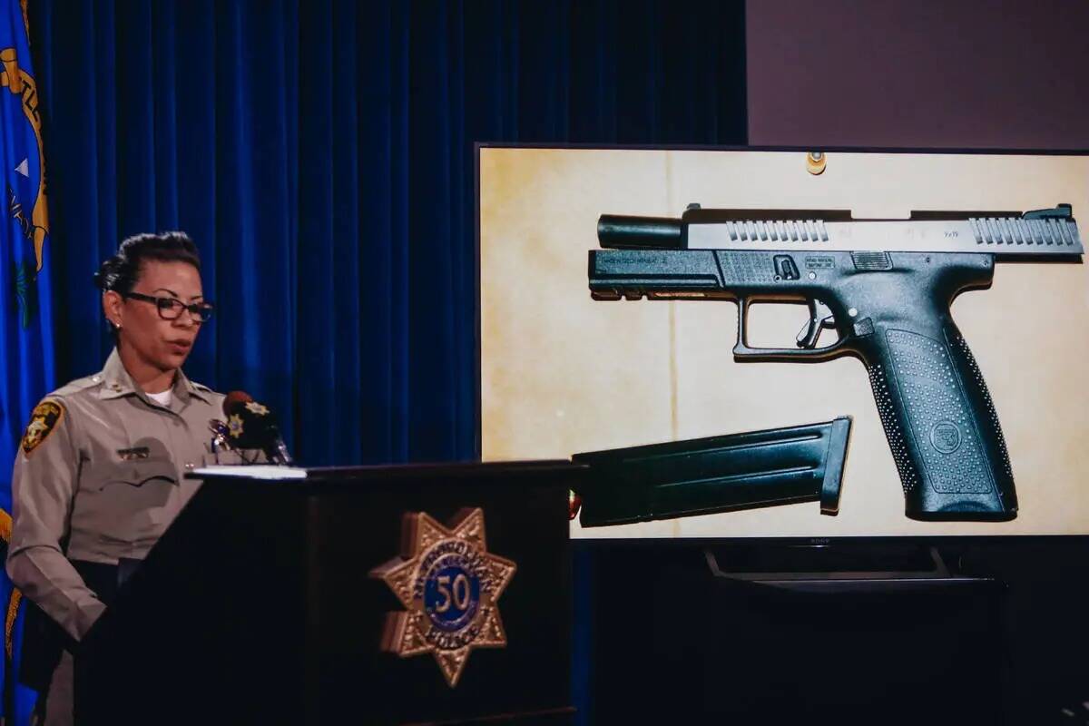 La alguacil adjunta Yasina Yatomi muestra el arma que supuestamente usó Matthew Glunt para dis ...