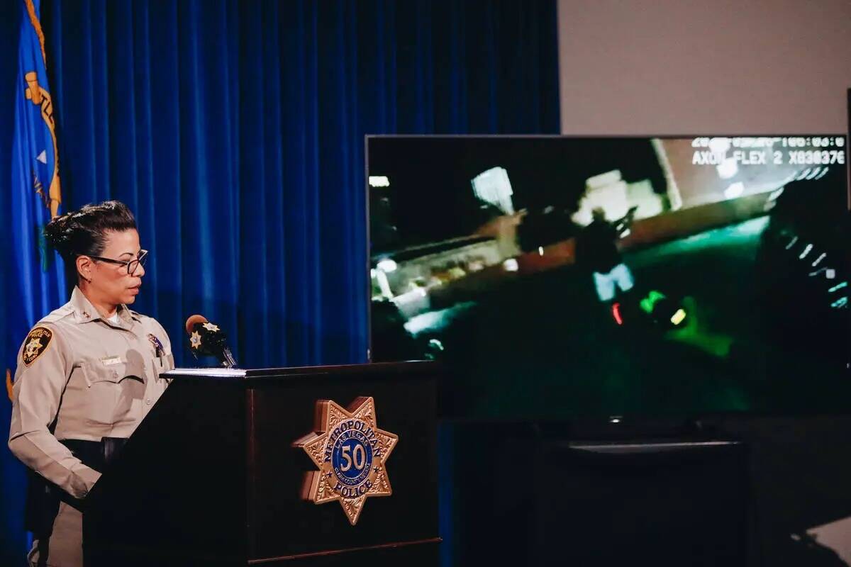 La alguacil adjunta Yasina Yatomi muestra las imágenes de la cámara corporal de un Matthew Gl ...