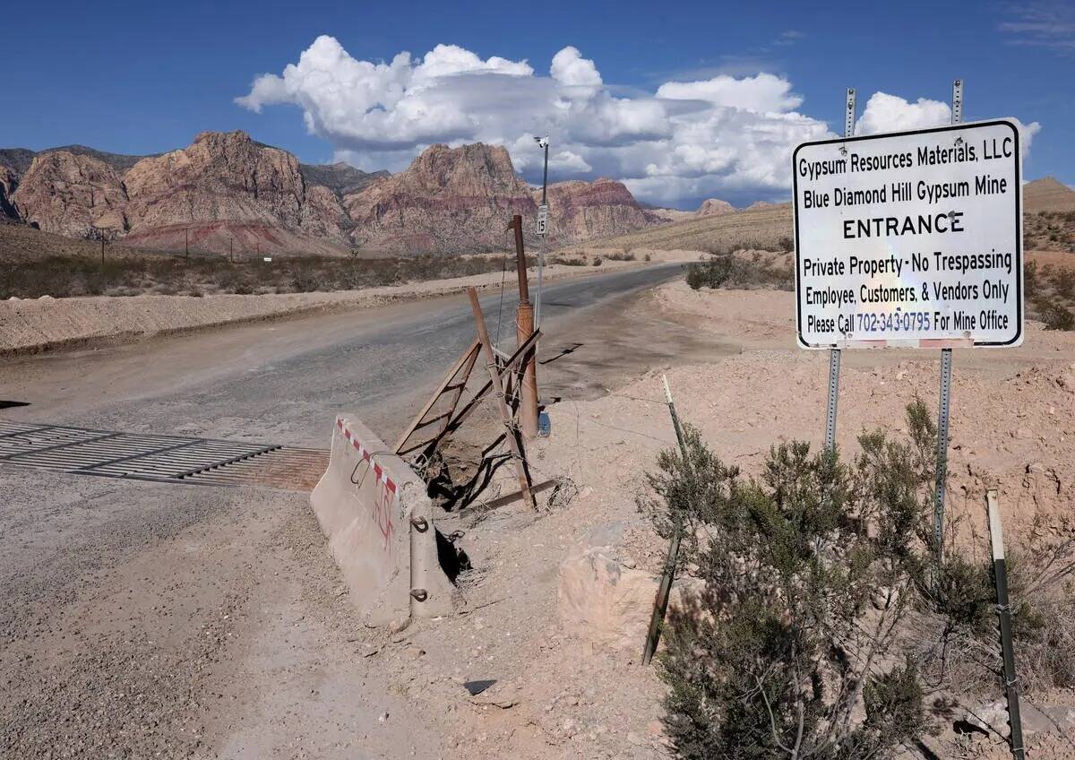 La entrada a la mina de yeso Blue Diamond Hill, cerca de Red Rock Canyon National Conservation ...