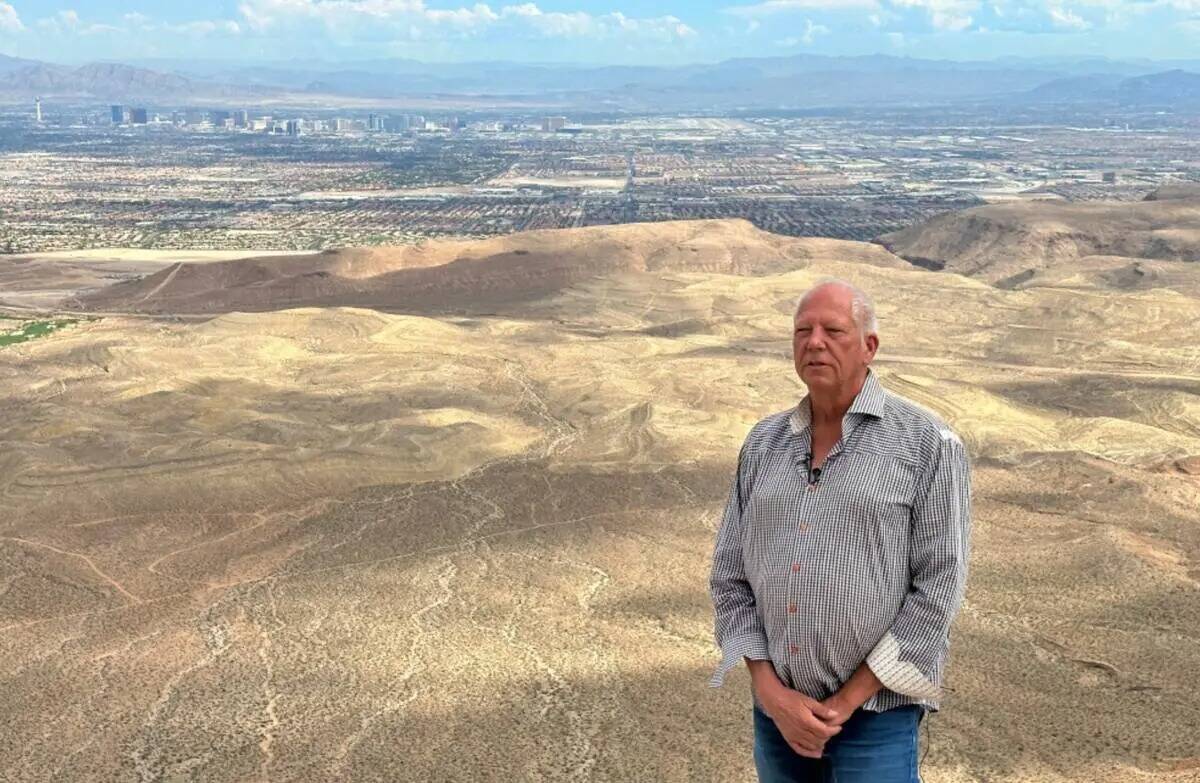 El promotor Jim Rhodes muestra una vista del valle de Las Vegas desde su mina de yeso Blue Diam ...