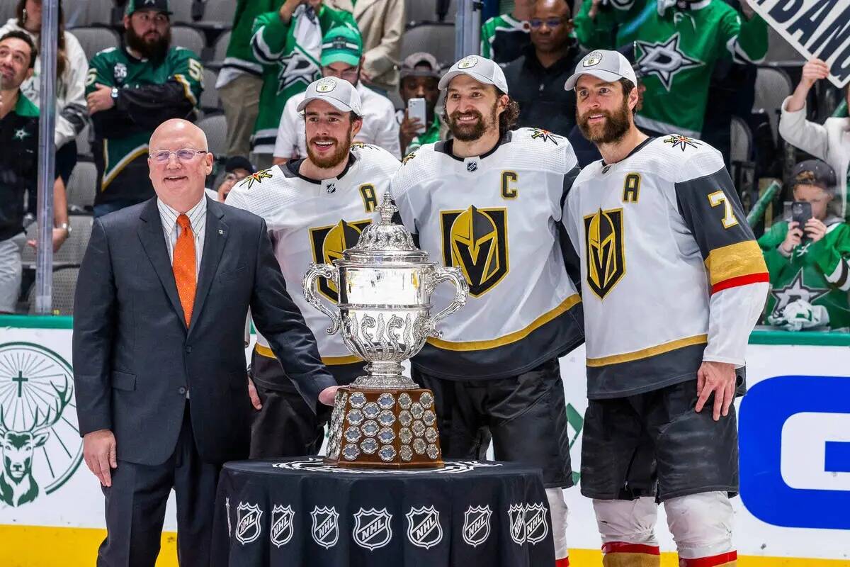 Bill Daly, comisionado adjunto de la NHL, entrega el trofeo a los Golden Knights tras derrotar ...
