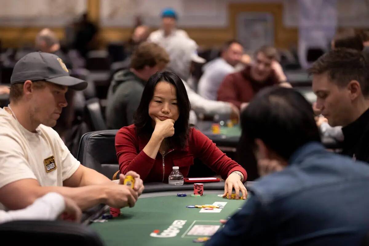 Un jugador considera su turno durante el primer día de las World Series of Poker en Horseshoe ...