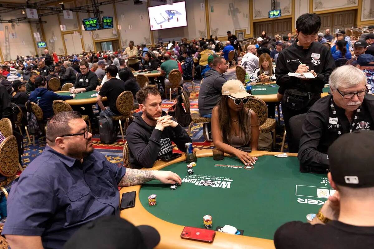 Los jugadores observan al croupier durante el primer día de las World Series of Poker en Horse ...