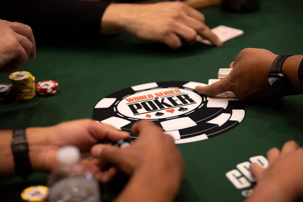 Los jugadores reciben sus cartas durante el primer día de las World Series of Poker en Horsesh ...