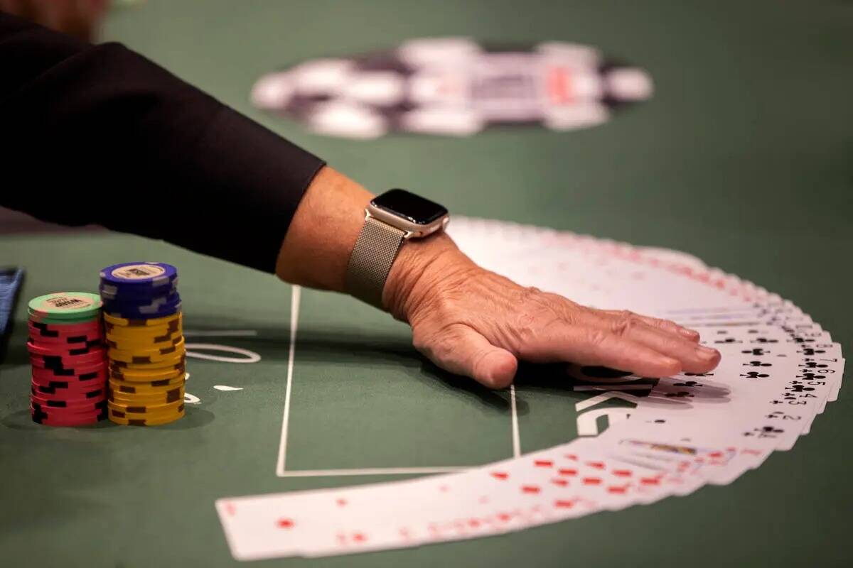 Un crupier endereza su mesa durante el primer día de las World Series of Poker en Horseshoe La ...