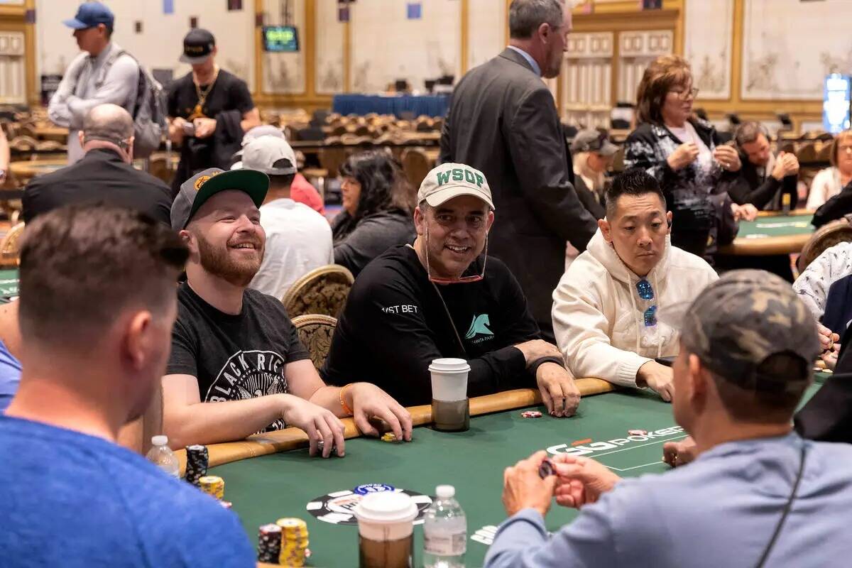 Los jugadores se ríen en su mesa durante el primer día de las World Series of Poker en Horses ...