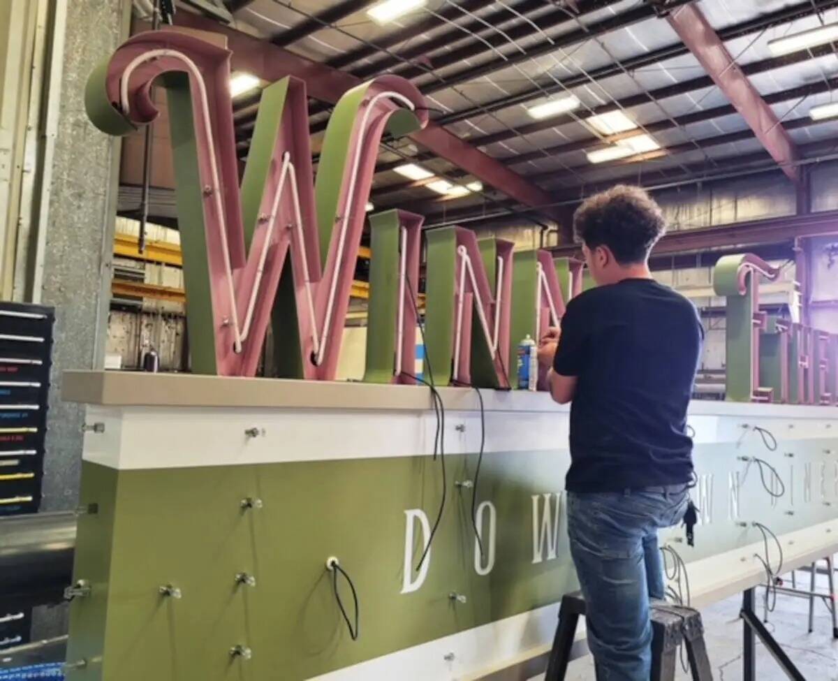 El letrero para Winnie & Ethel's Downtown Diner en Las Vegas se está fabricando actualmente a ...