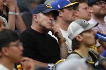 El dueño de los Oakland Athletics, John Fisher, en el medio, observa durante el Juego 2 de las ...