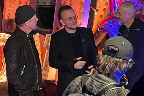 Bono y The Edge de U2 y el DJ y presentador multimedia Zane Lowe visitan la atracción de letre ...