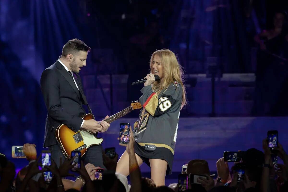 Celine Dion, en la imagen con el guitarrista Kaven Girouard, luce una camiseta de Marc-Andre Fl ...