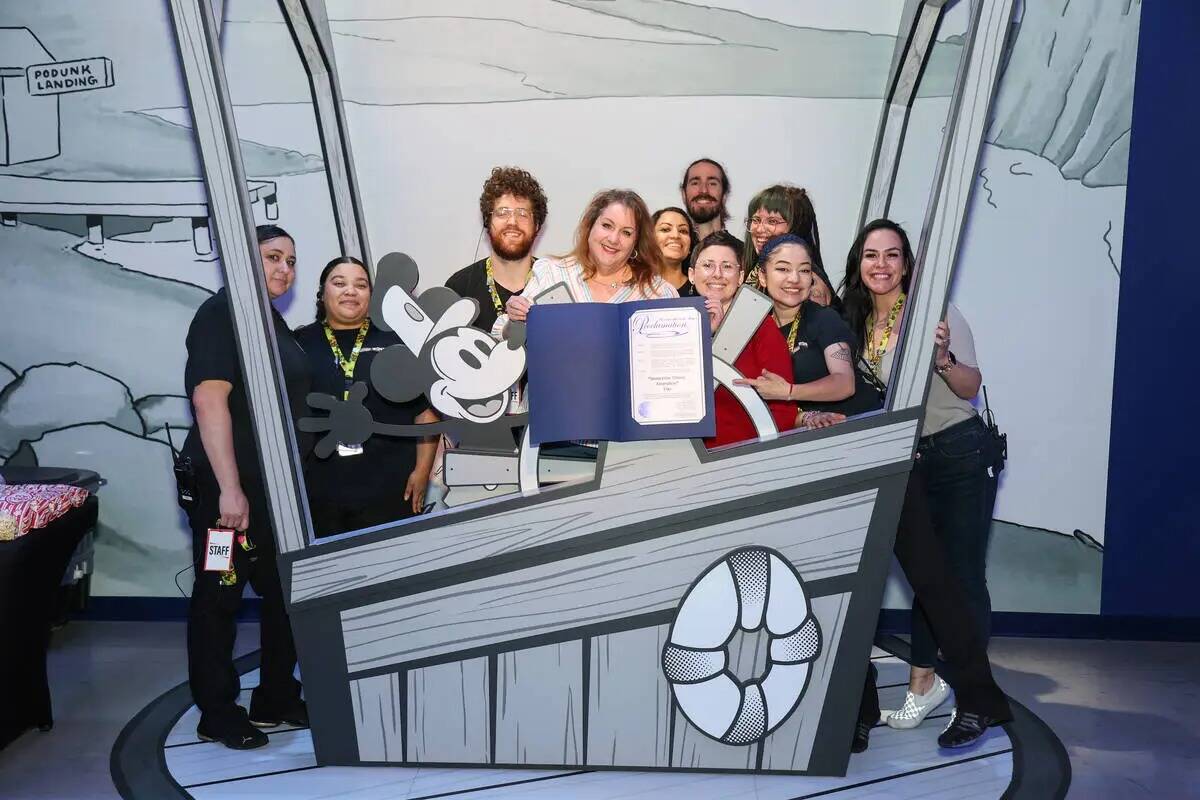 El personal de "Immersive Disney" celebra que la ciudad de Las Vegas anuncie el 24 de mayo de 2 ...