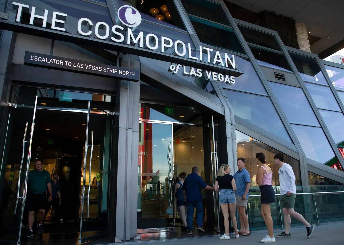 Visitantes del Strip de Las Vegas entran en Cosmopolitan of Las Vegas el miércoles 9 de junio ...