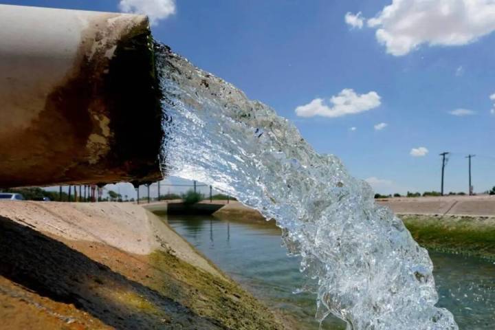 El agua del río Colorado desviada a través del Proyecto Central de Arizona llena un canal de ...