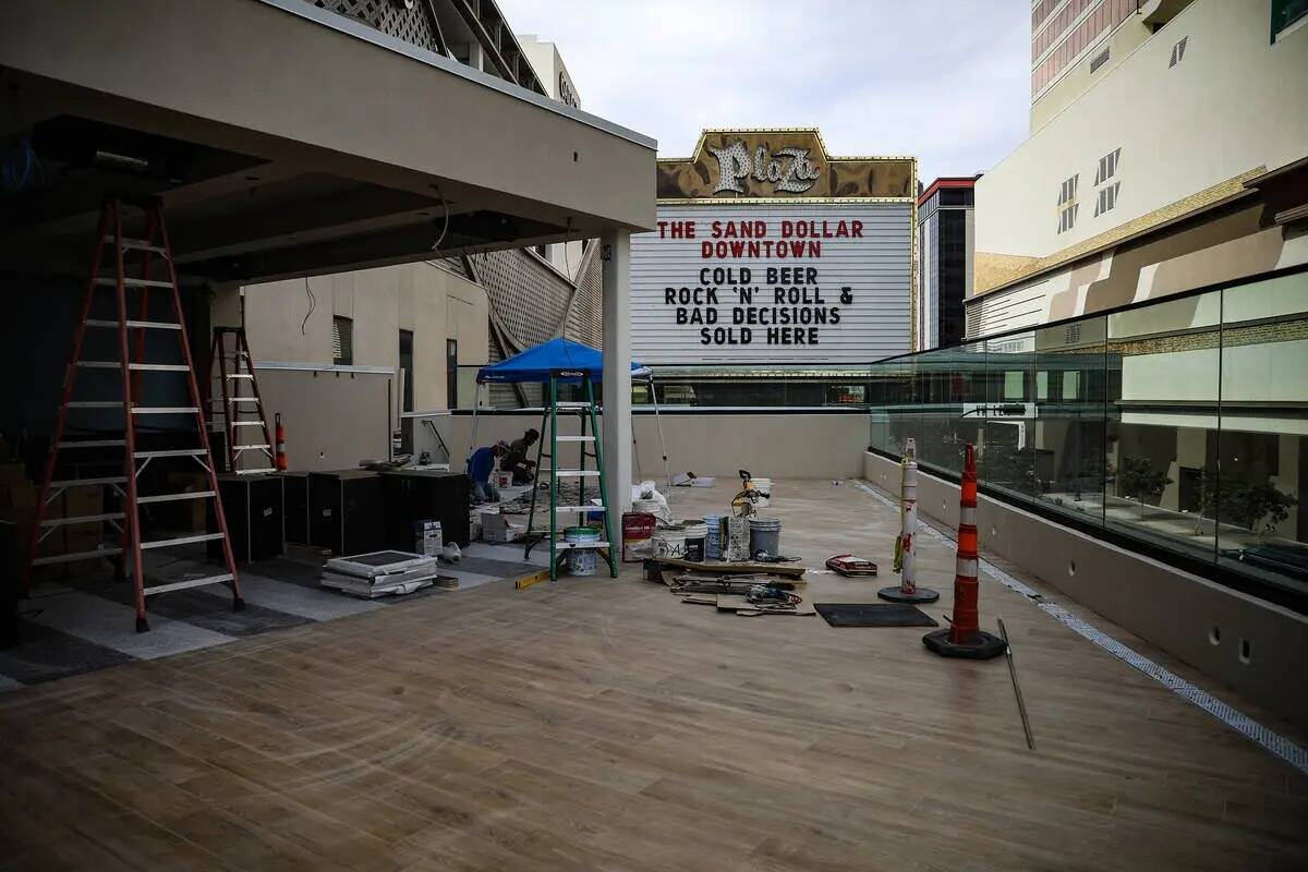 Una nueva zona de patio para Oscar's Steakhouse con vistas a Main Street en el hotel-casino Pla ...