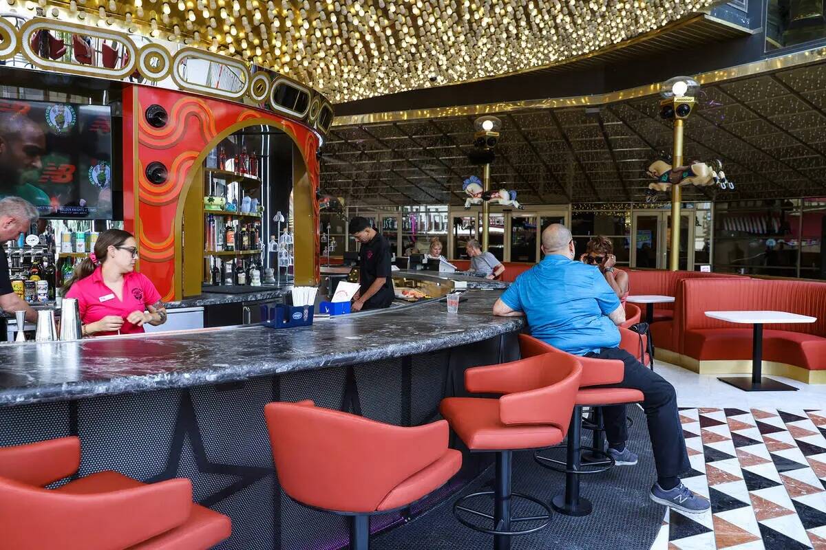 Carousel Bar está casi terminado como parte de una renovación de la fachada en el hotel-casin ...