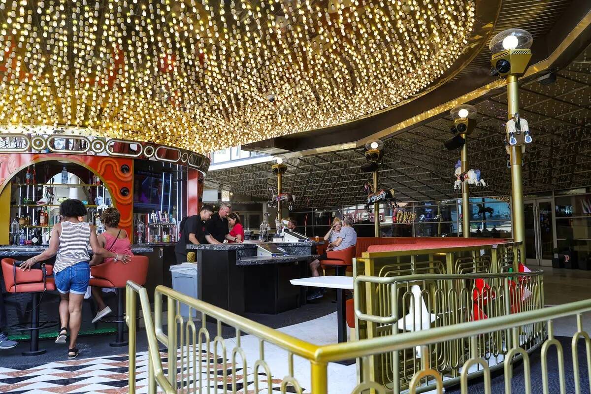 Carousel Bar está casi terminado como parte de una renovación de la fachada en el hotel-casin ...