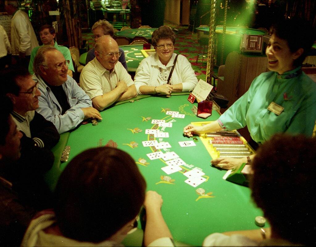 Christine Toly reparte blackjack "boca arriba" a los turistas en la mesa "Learning 21" del hote ...