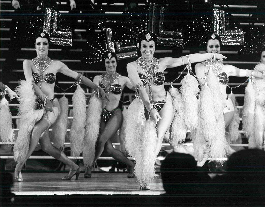 Bailarinas en "Folies Bergere" se presentan en Tropicana Las Vegas en esta foto de archivo sin ...