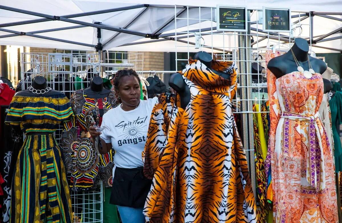 Veronica Howard organiza la ropa en su stand de moda afrocéntrica en el paseo artístico y gas ...