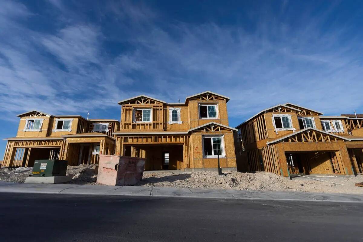 Construcción de nuevas viviendas en la comunidad planificada Skye Canyon en Las Vegas en novie ...