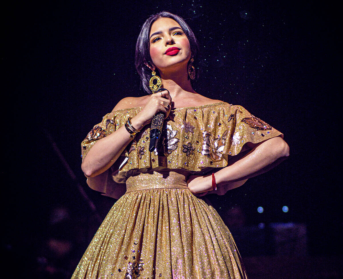 Ángela Aguilar, una aclamada cantante, subió al escenario del renombrado Auditorium Theatre e ...
