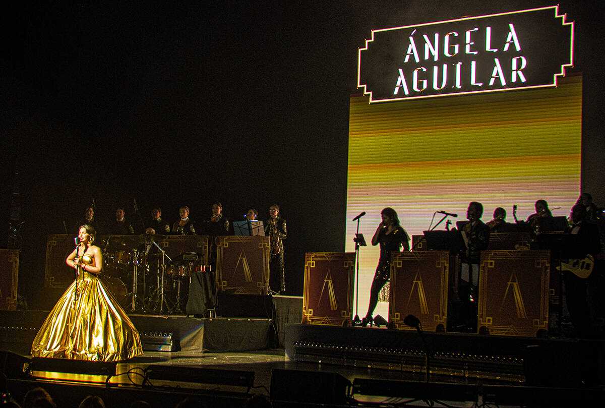 Ángela Aguilar, una aclamada cantante, subió al escenario del renombrado Auditorium Theatre e ...