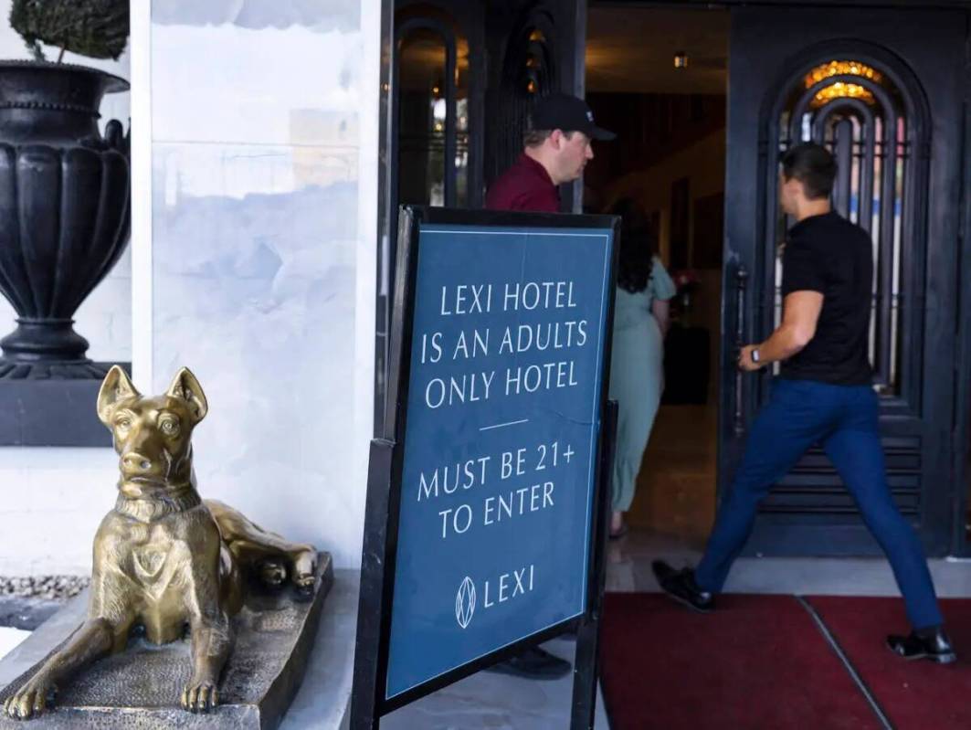 Un cartel de hotel solo para adultos en Lexi Las Vegas, el miércoles 31 de mayo de 2023, en La ...
