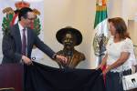 Develan busto de Pancho Villa en la sede del Consulado de México en Las Vegas