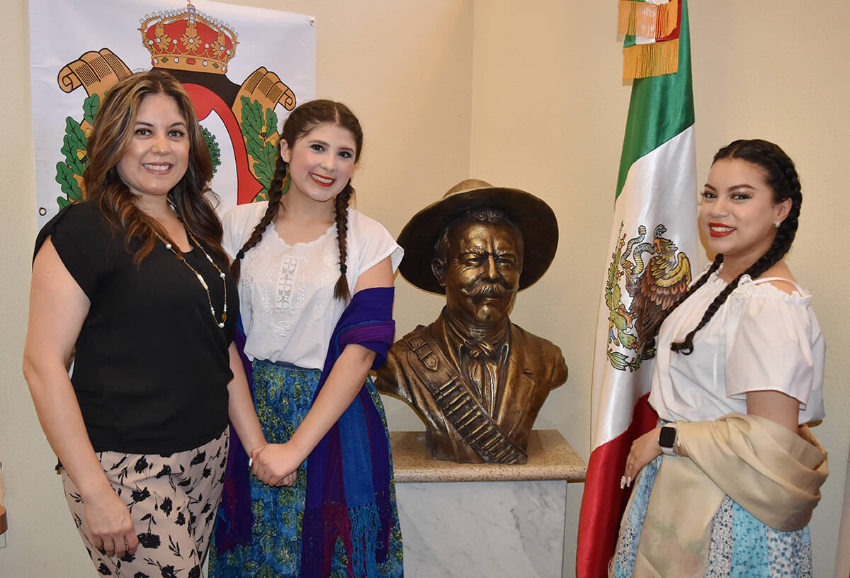 La ceremonia de develación de un busto en honor del líder revolucionario Pancho Villa acontec ...