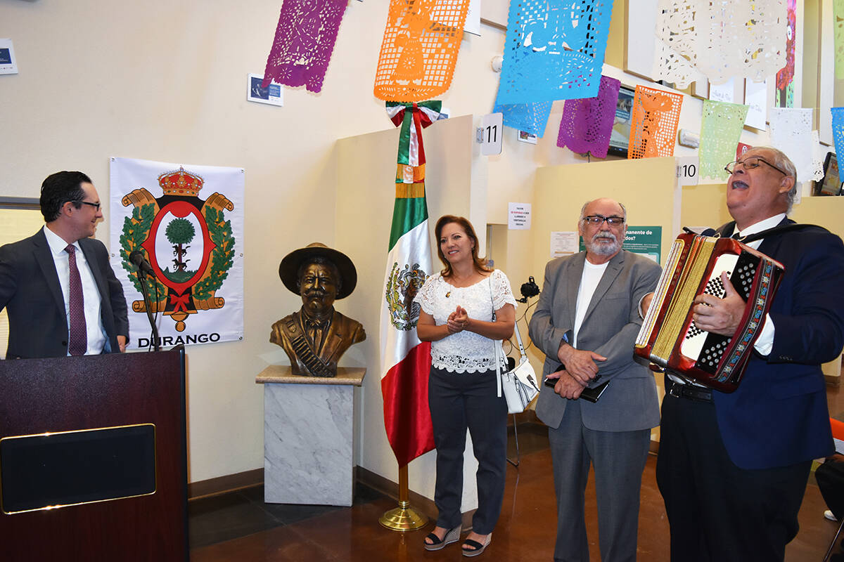 En el aniversario del natalicio de Pancho Villa fue develado un busto en honor del héroe revol ...