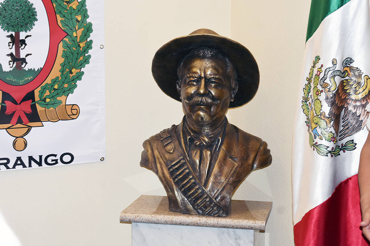 La comunidad duranguense en el exterior comisionó al escultor Guillermo Salazar Flores que rea ...