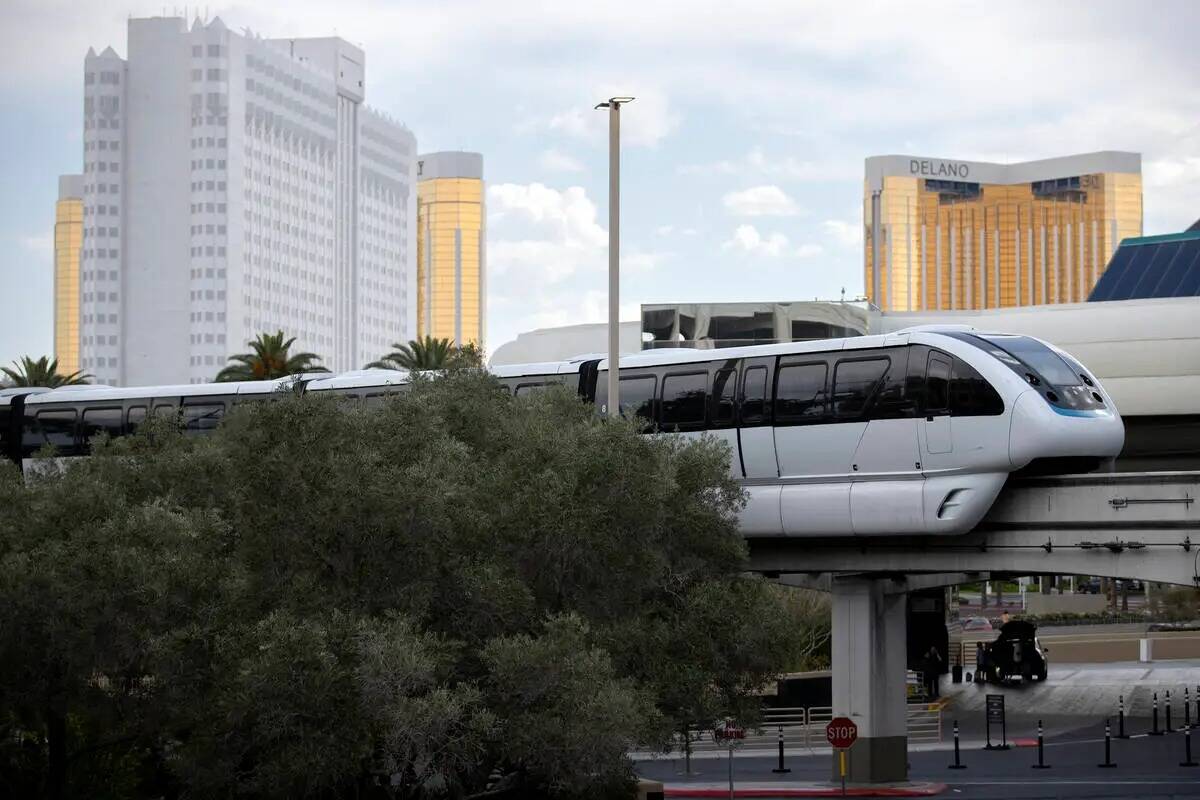 El monorriel de Las Vegas viaja cerca del MGM Grand, con Tropicana al fondo a la izquierda, el ...