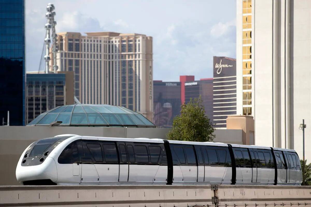 El monorriel de Las Vegas viaja cerca del MGM Grand el miércoles 31 de mayo de 2023, en Las Ve ...