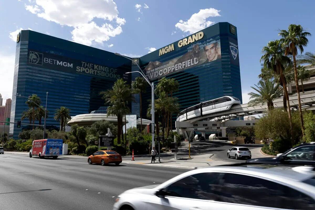 El monorriel de Las Vegas pasa por delante del MGM Grand el miércoles 31 de mayo de 2023, en L ...