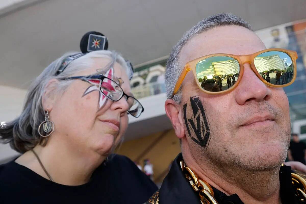 El fan de los Golden Knights John Milkint de Lake Arrowhead, California, con la cara pintada co ...
