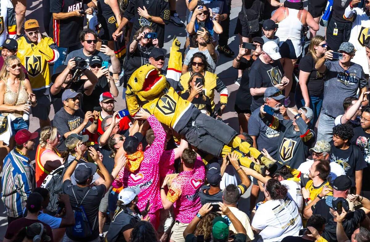 La mascota de los Golden Knights, Chance, el monstruo de Gila, surfea entre los fans sobre el e ...