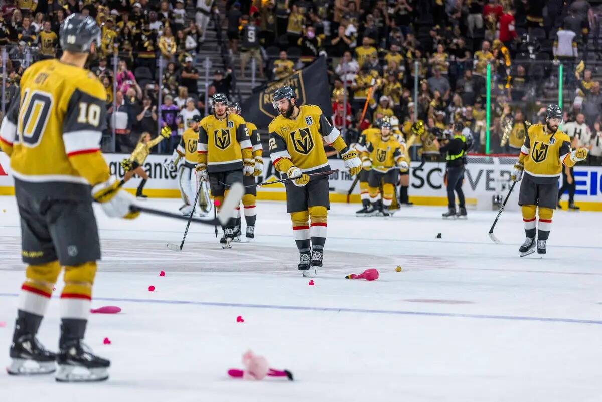 Los jugadores de los Golden Knights golpean los flamingos lanzados al hielo tras derrotar a los ...
