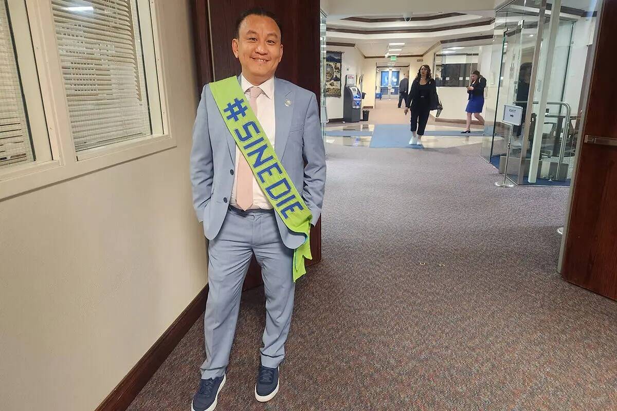 El asambleísta Duy Nguyen, demócrata por Las Vegas, posa para una foto mientras lleva una ban ...
