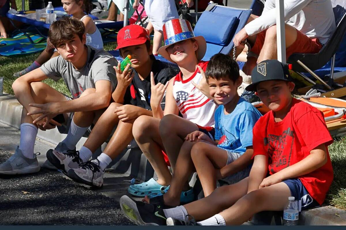 Niños posan para una foto durante el Desfile Patriótico anual número 28 del Ayuntamiento de ...
