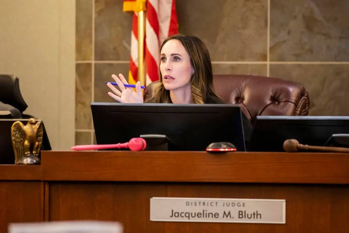 La jueza de distrito Jacqueline M. Bluth preside la audiencia de sentencia de Jcahoyl Duckswort ...