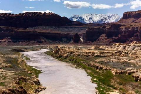 El río Colorado serpentea dentro del Área Nacional de Recreación Glen Canyon cerca del puent ...