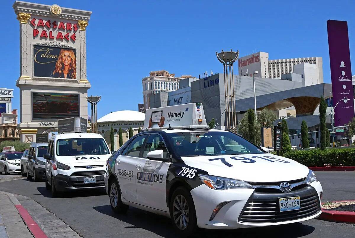 Los taxistas entran en el carril de recogida de taxis en Caesars Palace de Las Vegas en 2017. ( ...
