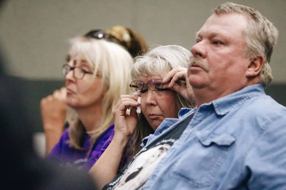 Susanne Beardall, la madre de Cheryl Beardall, se seca las lágrimas durante la sentencia de Ph ...