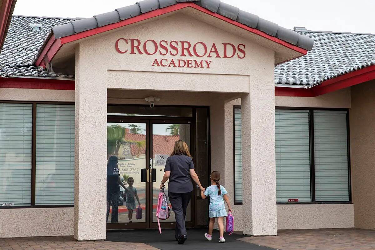 Una niña es dejada en el centro preescolar Crossroads Academy el miércoles 7 de junio de 2023 ...