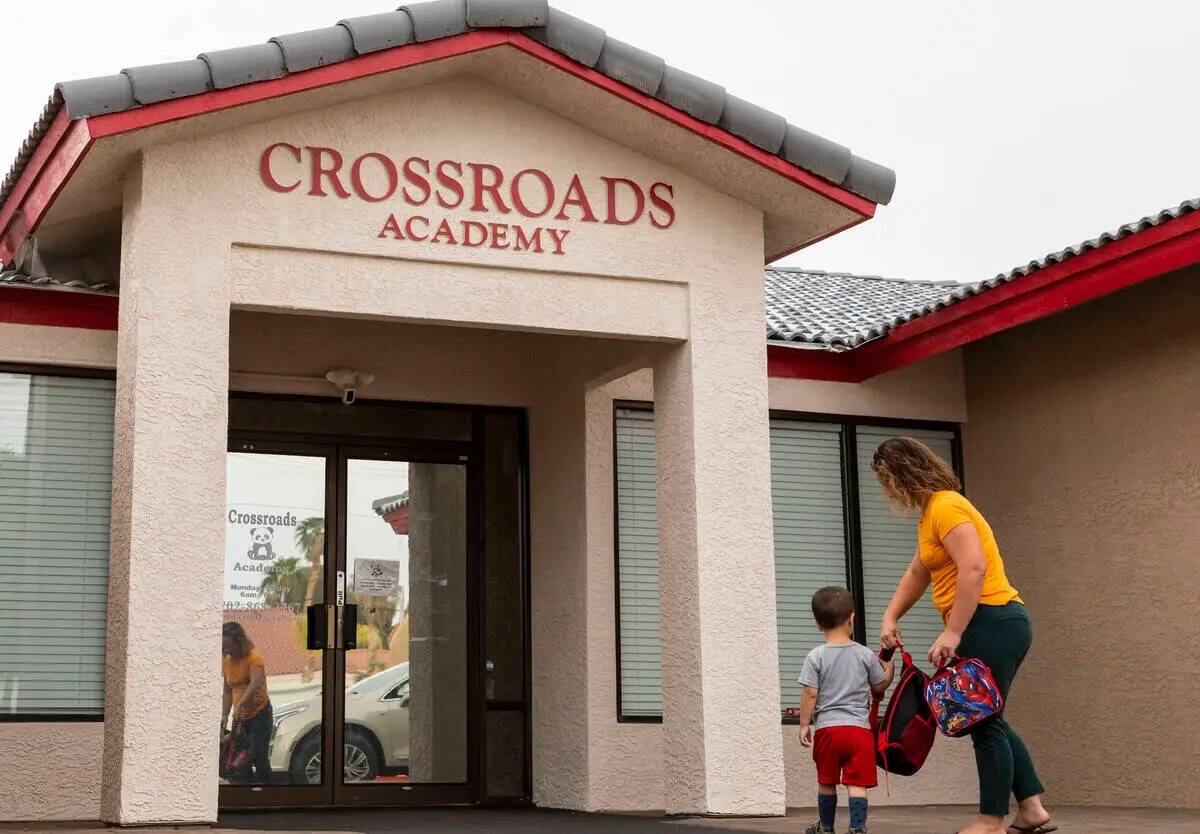 Una madre acompaña a su hijo al preescolar Crossroads Academy el miércoles 7 de junio de 2023 ...