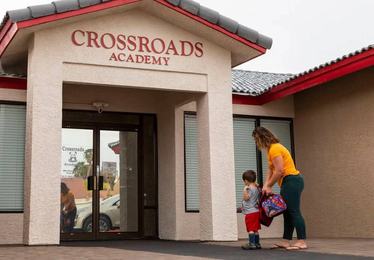 Una madre acompaña a su hijo en el prescolar Crossroads Academy el miércoles 7 de junio de 20 ...