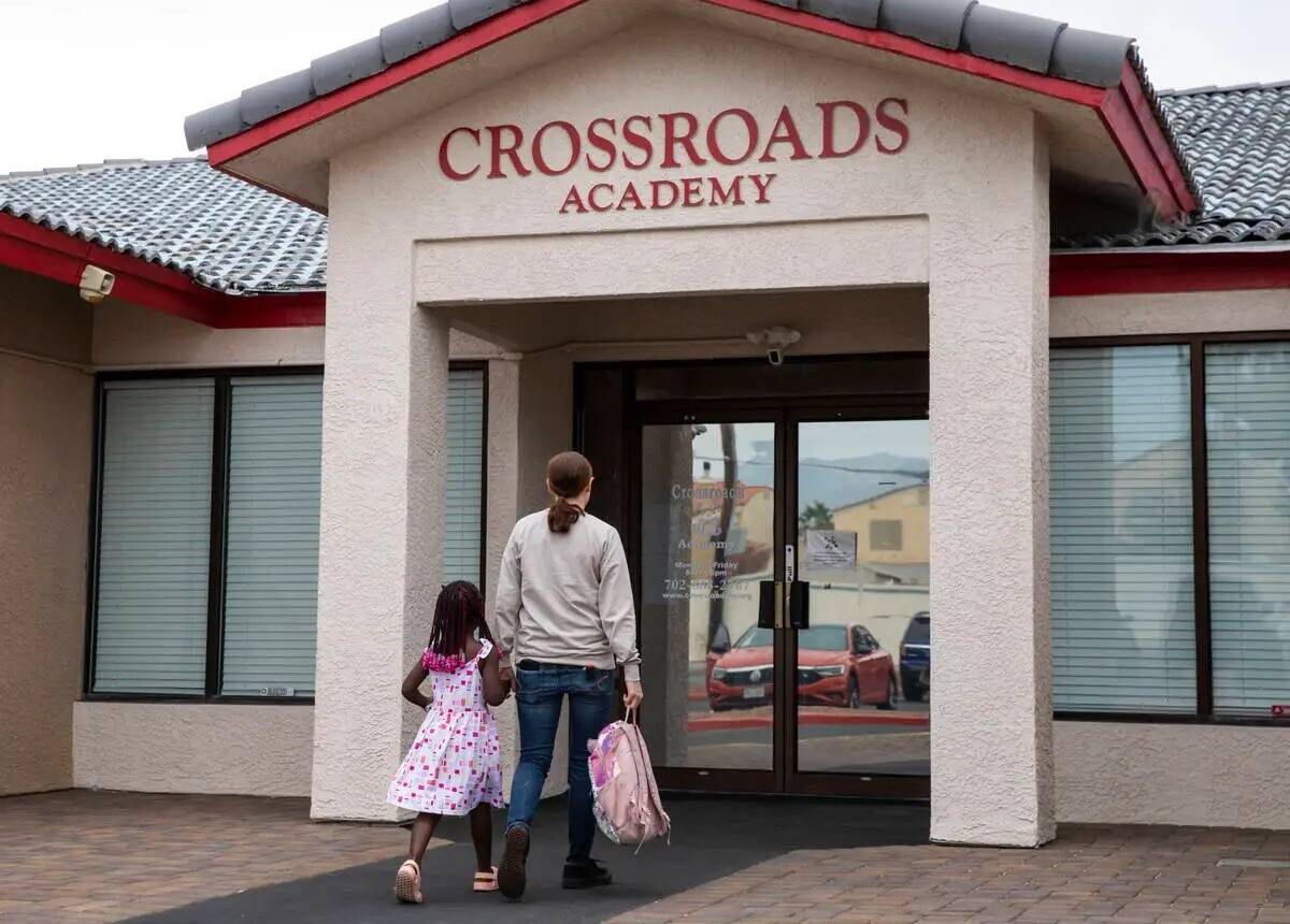 Una niña es dejada en el centro de preescolar Crossroads Academy el miércoles 7 de junio de 2 ...
