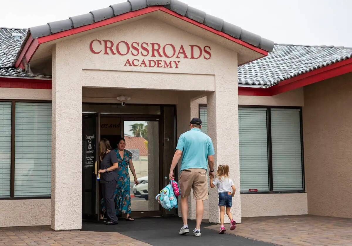 Las familias dejan a los niños en el centro de preescolar Crossroads Academy el miércoles 7 d ...