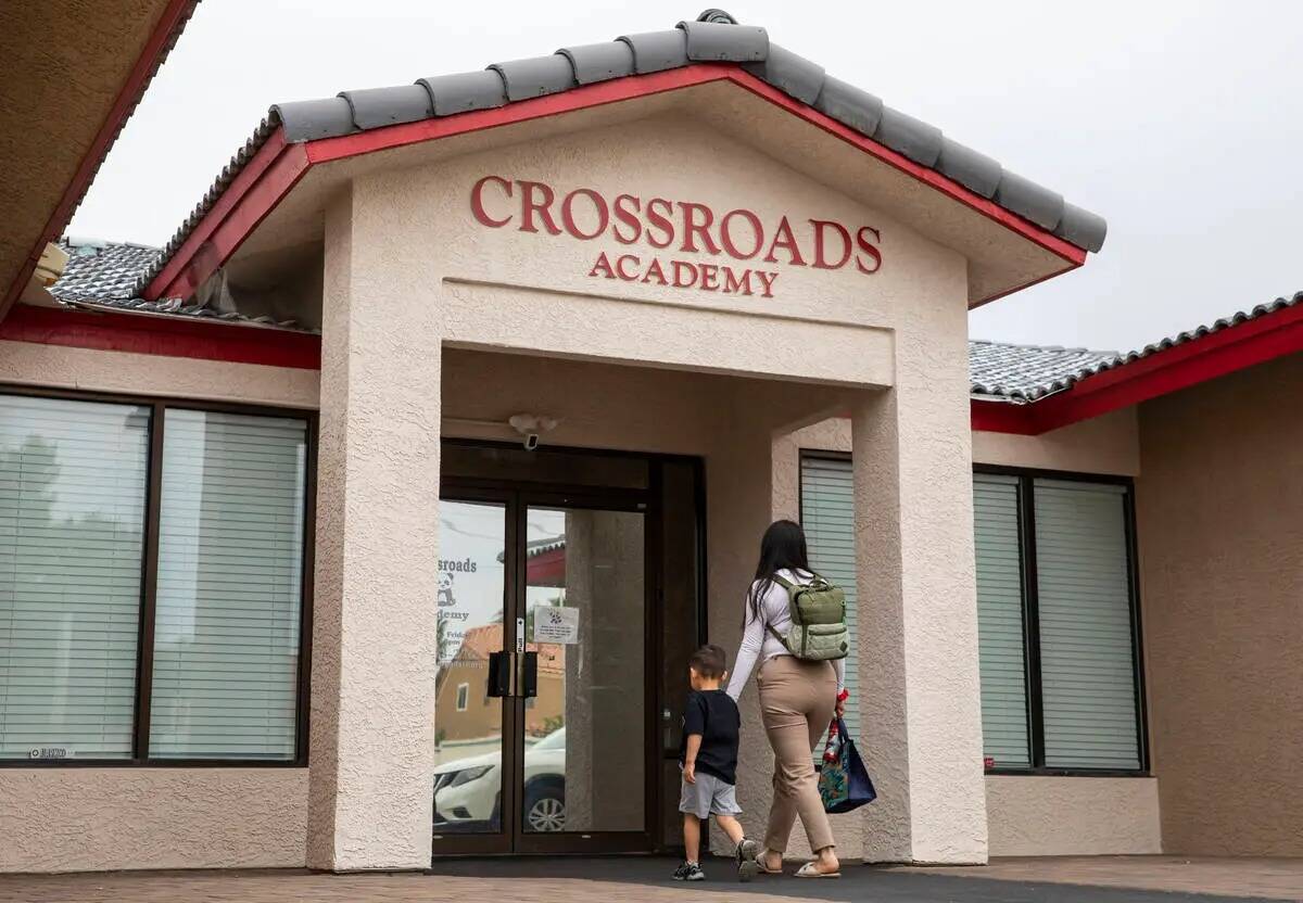 Un niño es dejado en la escuela preescolar Crossroads Academy el miércoles 7 de junio de 2023 ...